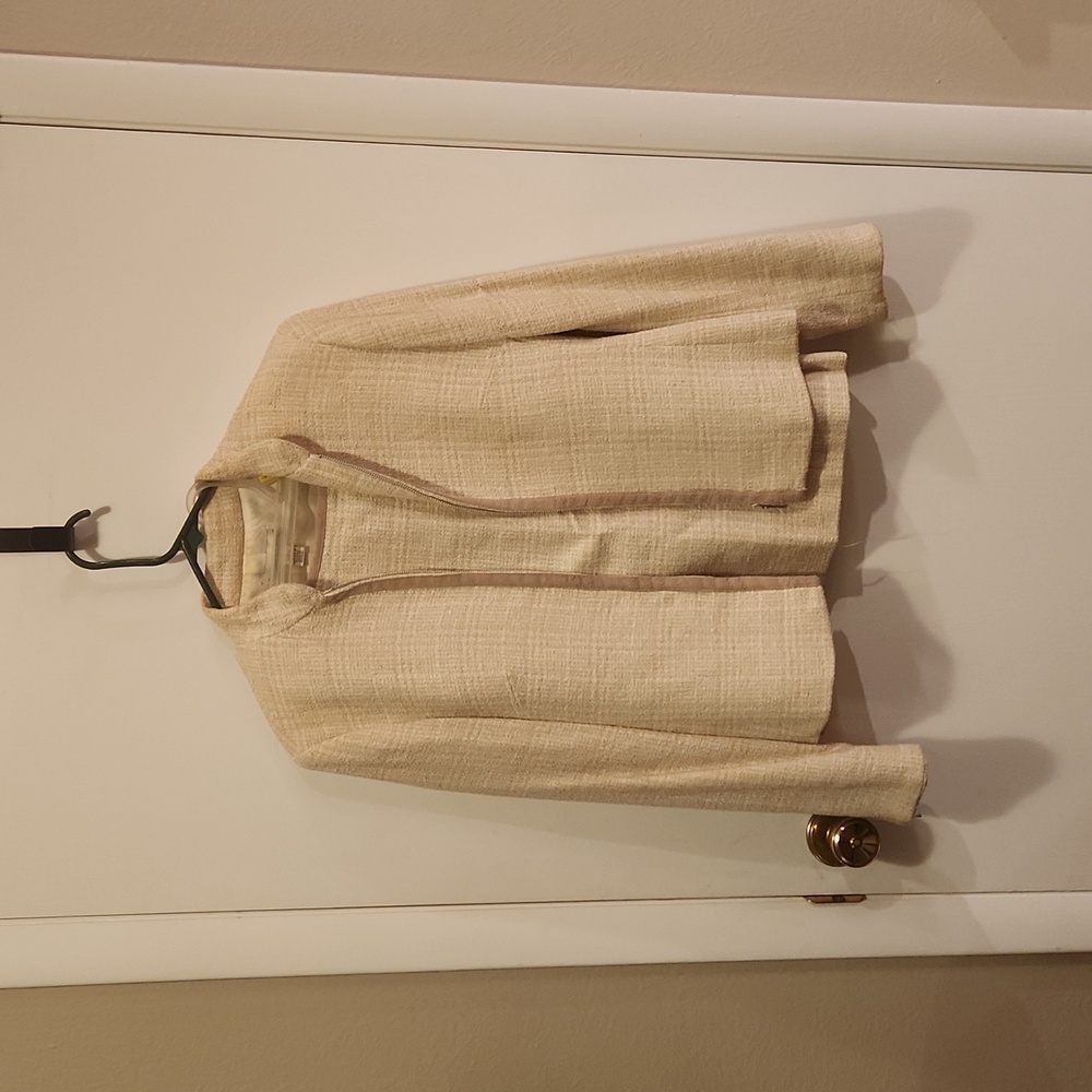 Skirt suit